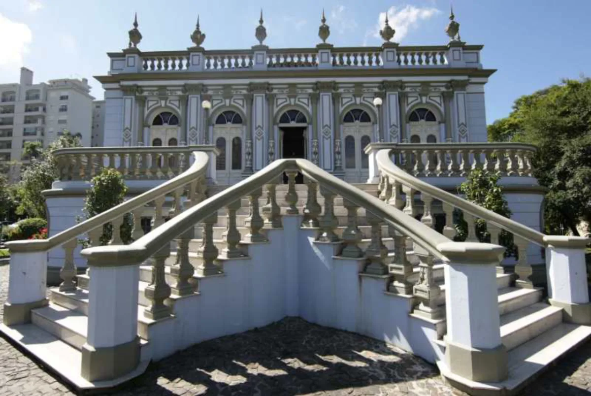 A abundância de adornos e elementos decorativos na fachada é um dos destaques do projeto do Palacete Leão Junior. Foto: Aniele Nascimento/Gazeta do Povo