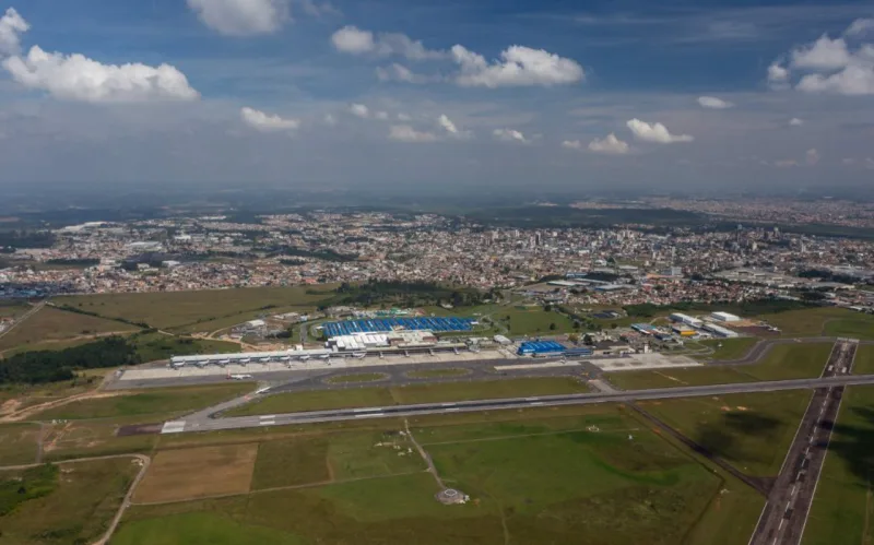 Vista aérea do Afonso Pena em 2016. A pista cruzada construída nos anos 1940 e comum em aeroportos militares, ainda é característica do aeroporto. Foto: Sergio Mendonça Jr./ Reprodução/Facebook/Resgatando a história do Aeroporto Afonso Pena