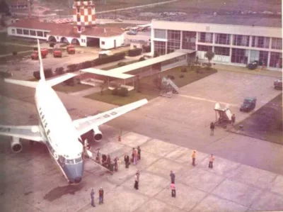 Aeronave da Varig estacionada no Aeroporto Afonso Pena na década de 1980. Foto: Reprodução/Facebook/Resgatando a história do Aeroporto Afonso Pena