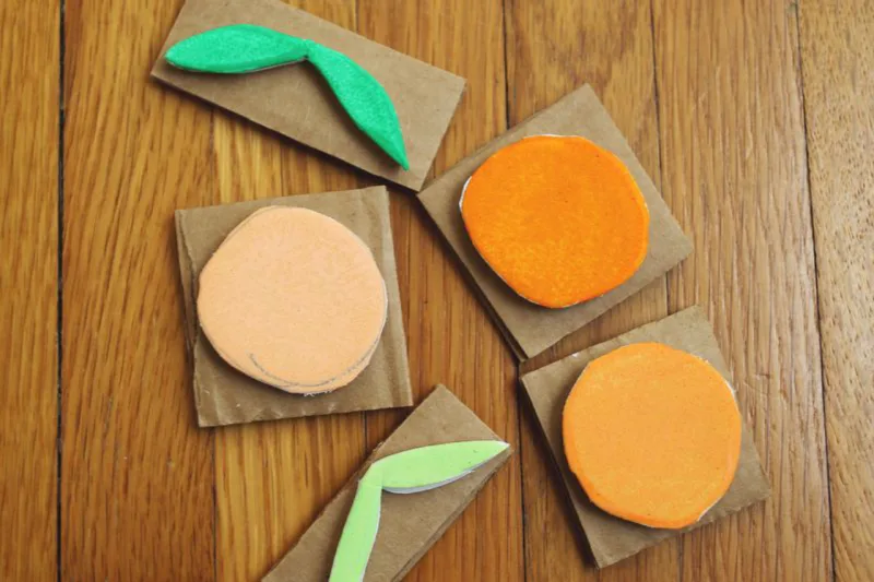 Um pedaço de EVA colado a um papelão também serve como carimbo. Foto: Pinterest
