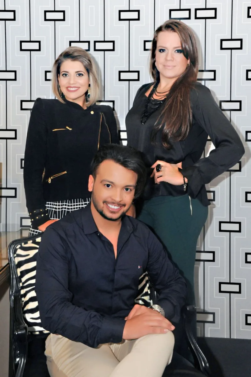 A arquiteta Laryssa Rocha e os designers de interiores Priscila Mileke e Filipe Dal Posso. Foto: Gerson Lima/Divulgação