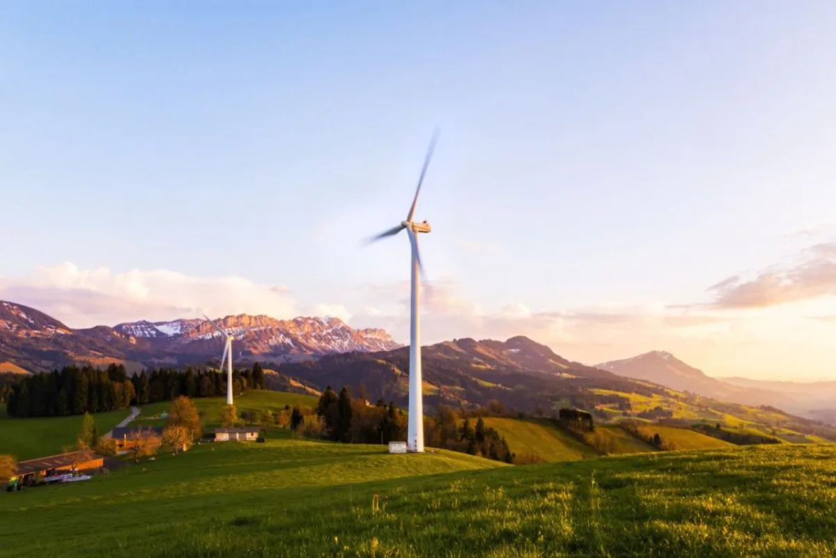 Atrás da beleza discreta das usinas eólicas está a produção de energia que usamos de modo irresponsável. Foto: Pixabay