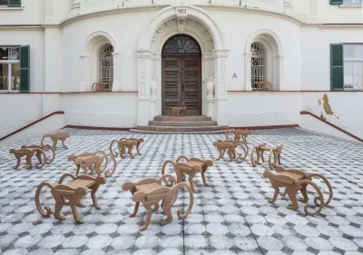 Criação do designer gaúcho Henrique Steyer celebra a irreverência. Na foto, os bancos Macaco. 
Foto: divulgação. 