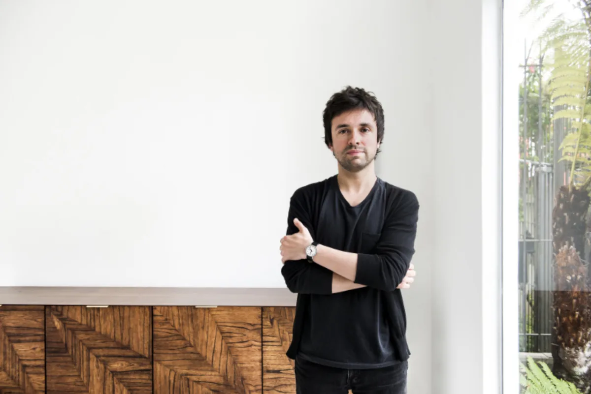 O arquiteto Leandro Garcia, que atua em Curitiba, apresentou  peças novas da coleção 2017/2018. Foto: Leticia Akemi / Gazeta do Povo 
