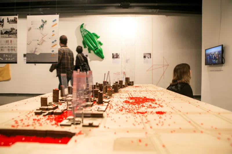Expo 2017  - 24-05-2017 - O primeiro dia do Expo 2017 contou com foodtrucks, exposição e uma palestra com Hugo Segawa (professor da USP e arquiteto). Na foto, Exposição em uma das salas do Portão Cultural.