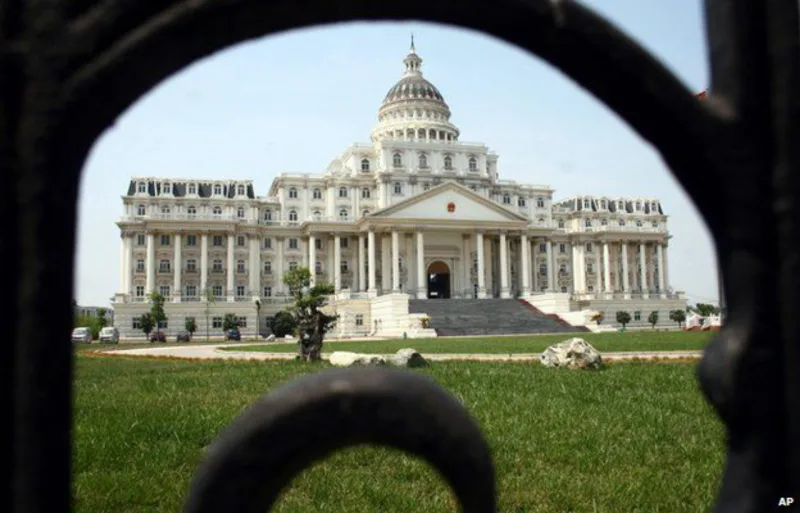 Símbolos dos Estados Unidos, o Capitólio e a Casa Branca se fundiram em um só edifício, localizado na cidade chinesa de Minhang. Foto: AP