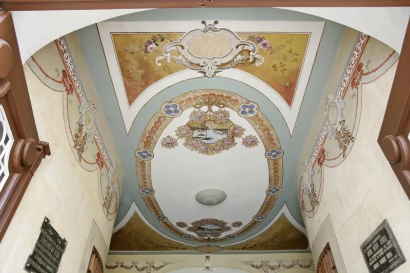 Detalhes do interior da Prefeitura de Antonina, onde Dom Pedro se hospedou quando visitou a cidade. Foto: Arquivo Gazeta do Povo