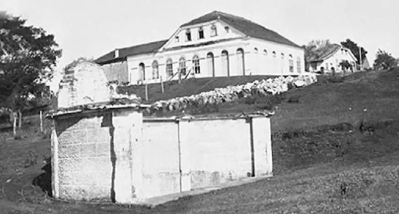 Como era a Fonte da Saudade, em Campo Largo. Atualmente, ela está na praça em frente ao Colégio Sagrada Família. Foto: Prefeitura de Campo Largo/Divulgação