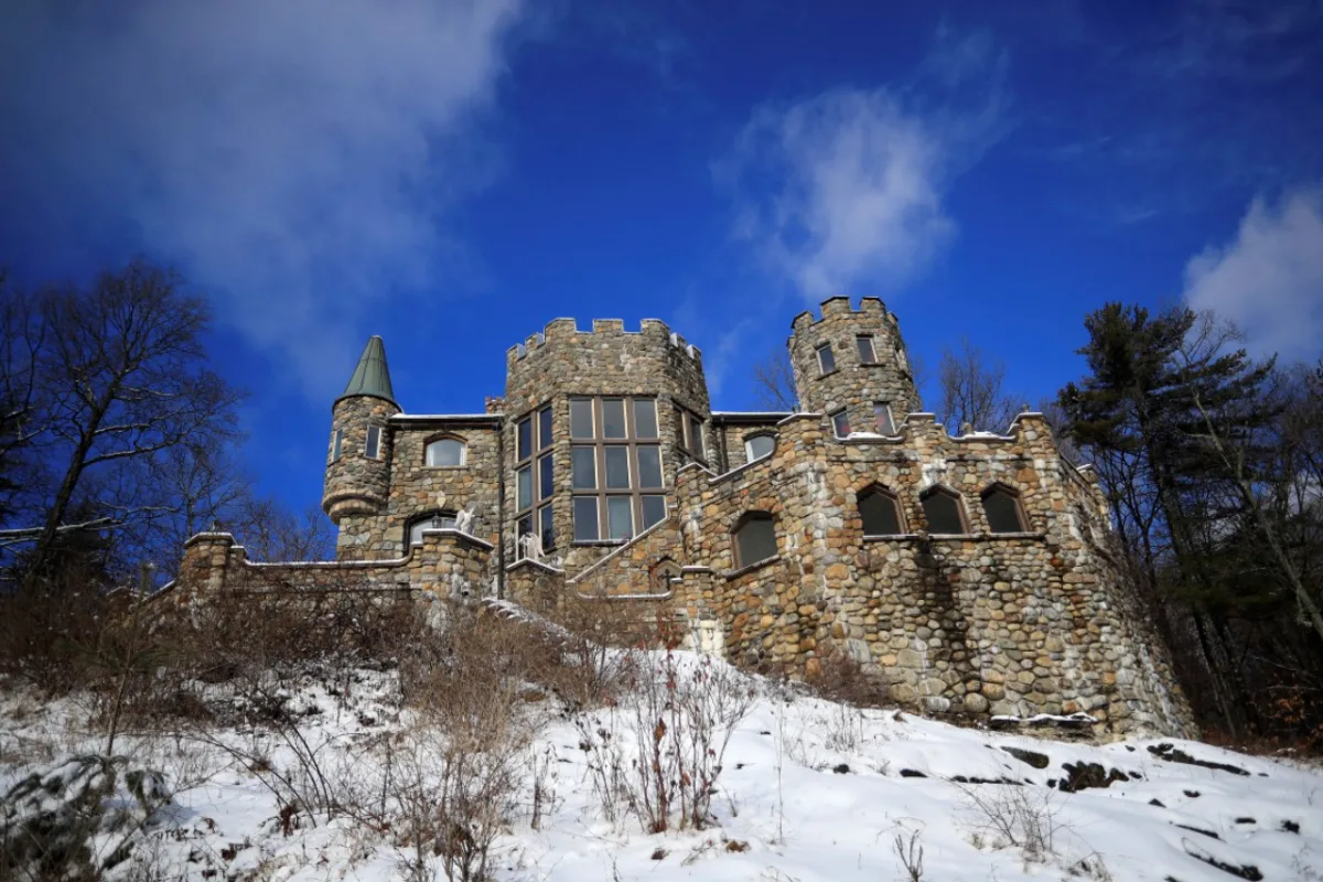 Castelo Highlands está à venda por R$ 42 milhões em Bolton Landing, Nova York. A estrutura é toda de madeira com revestimentos de pedra. Fotos: Nathaniel Brooks/The New York Times