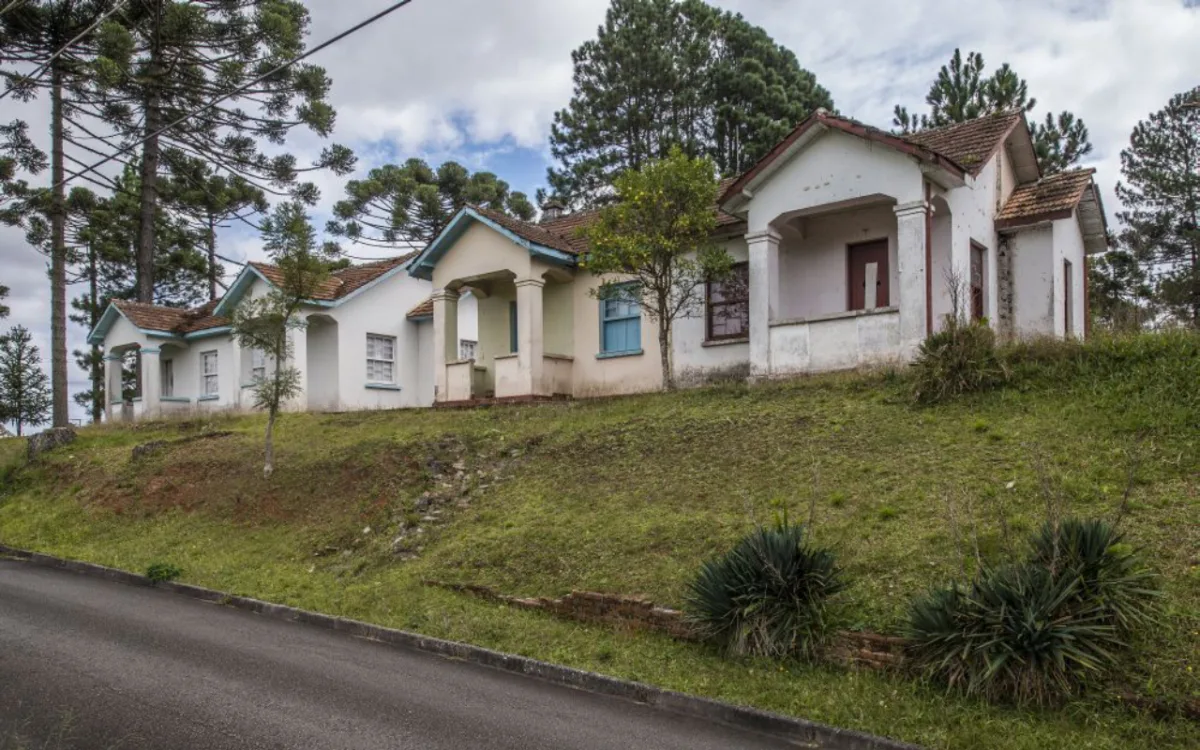 Casas dos internos do leprosário ainda resistem ao tempo. Foto: Leticia Akemi/Gazeta do Povo