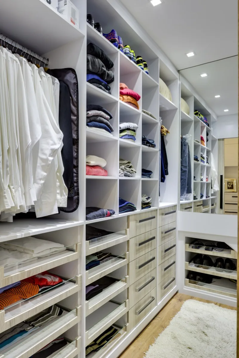 Closet masculino. Crédito: Nenad Radovanovic.