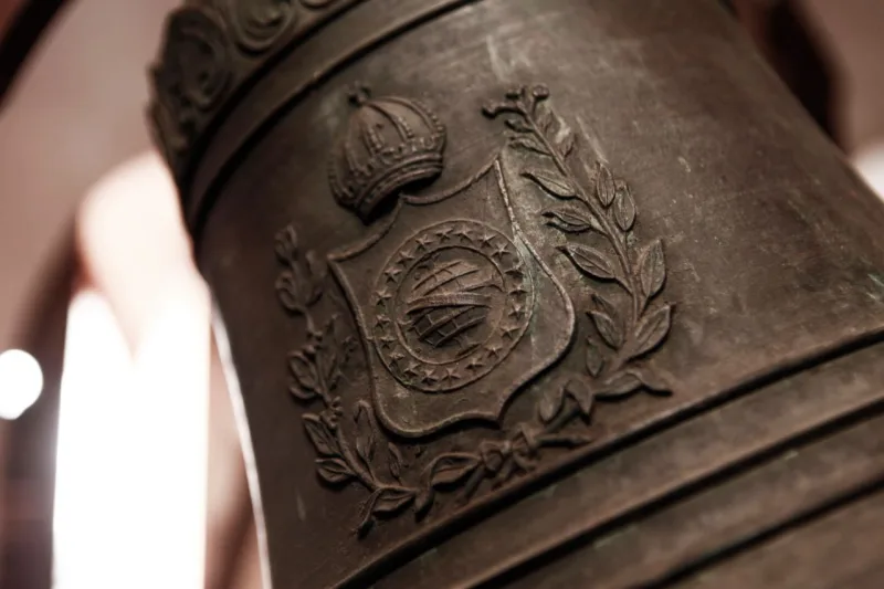 Um dos sinos tem o brasão do império timbrado em uma das laterais. Foto: André Rodrigues/Gazeta do Povo