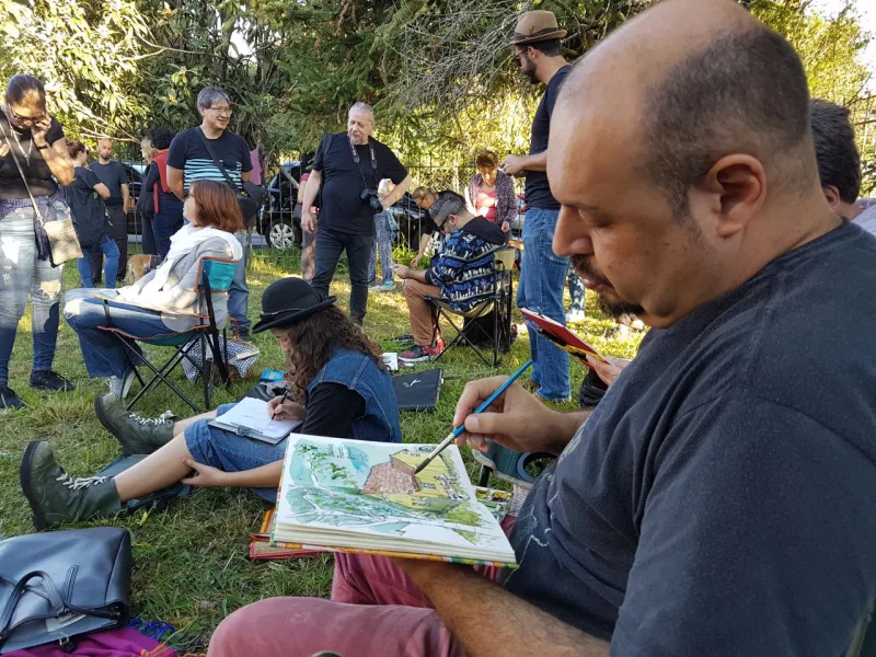 Grupo de croquis urbanos aproveitou a ocasião para retratar a  Casa de Leitura Franco Giglio. Foto: Marina Mori / Especial para a Gazeta do Povo