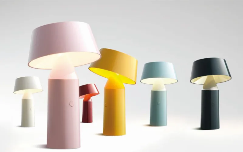 Luminárias de mesa Marset, expostas na mostra Euroluci de 2017.