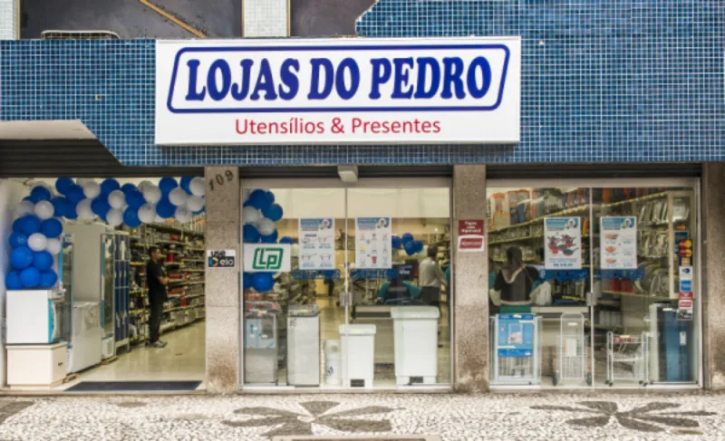 Foto da Lojas do Pedro que comemora 60 anos de existência. Na foto Débora Heicke diretora financeira da loja e seu pai Elcio David Heicke , que assumiu o negócio depois que seu pai, o Pedro, se aposentou.