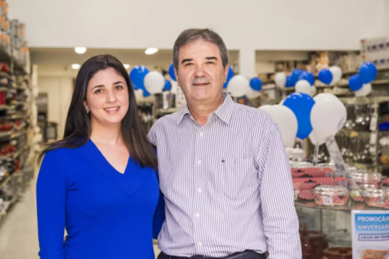 Foto da Lojas do Pedro que comemora 60 anos de existência. Na foto Débora Heicke diretora financeira da loja e seu pai Elcio David Heicke , que assumiu o negócio depois que seu pai, o Pedro, se aposentou.