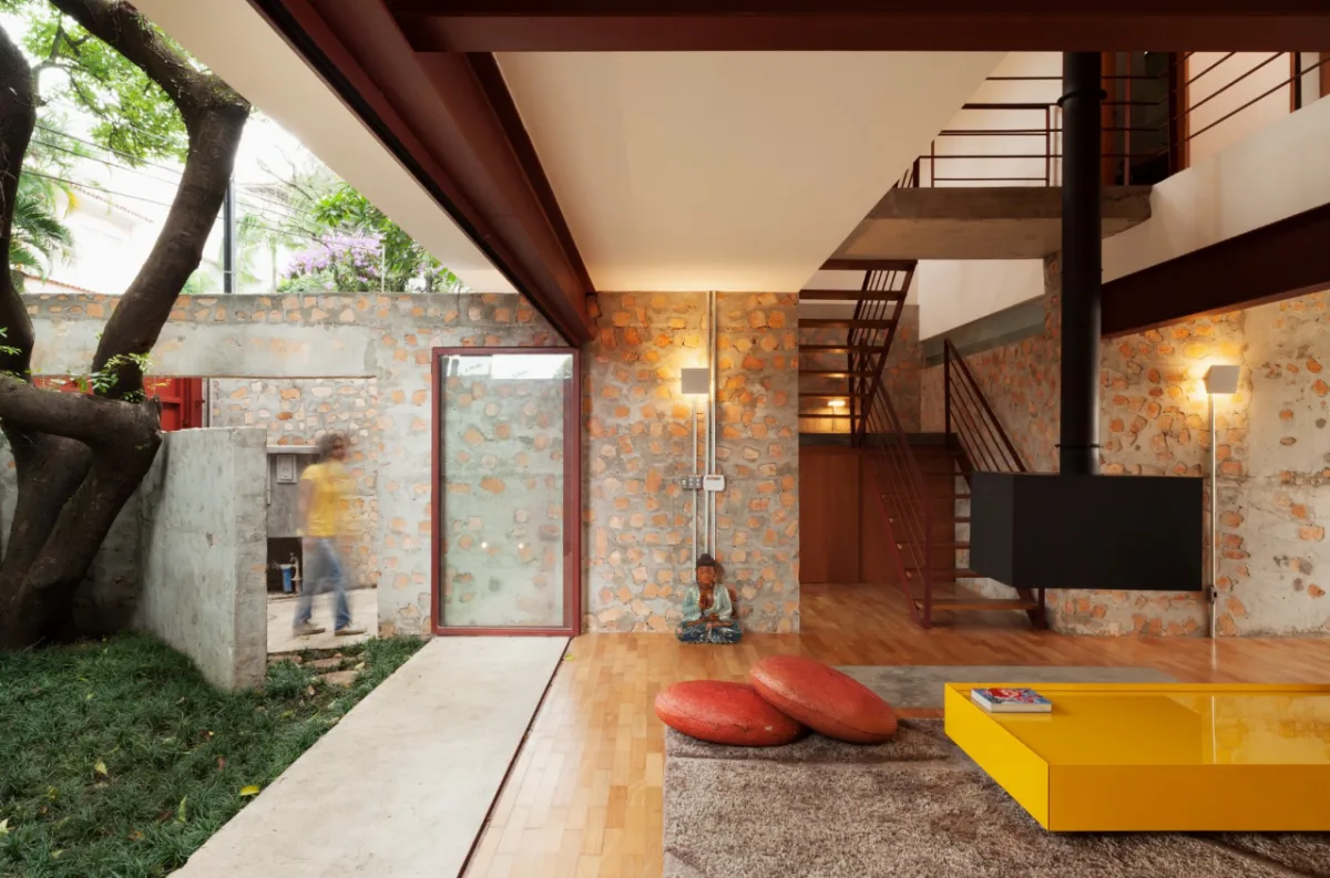 Projeto de reforma em casa dos nos 1950 trouxe novos ares para o imóvel.  projeto é do escritório Apiacás Arquitetos. Fotos: Pregnolato & Kusuki Estúdio Fotográfico