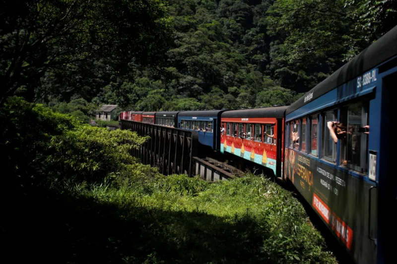 Descida de trem pela Serra do Mar ate Morretes