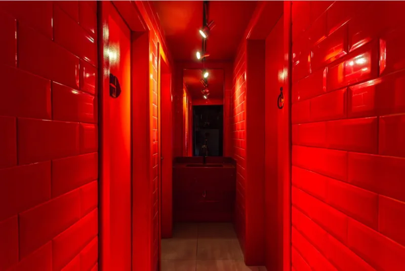 Os lavabos da hamburgueria têm a iluminação característica do Red Light District, em Amsterdam. Foto: Giuliano Marchiorato