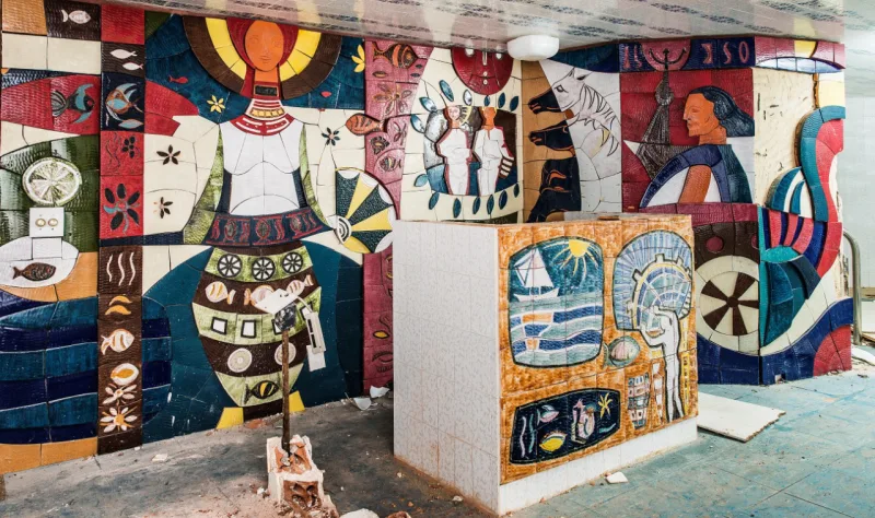 Foto para matéria da Haus. Murais raros do italiano Franco Giglio, figura importante da arte e arquitetura do PR, foram encontrados em casa antiga de Pinhais que pode vir a baixo em breve. A casa de 1972, projetada pelo arquiteto gaúcho Leo Grossman, um dos fundadores do curso de Arquitetura e Urbanismo da UFPR, recebe o nome de seu primeiro dono, o norte-americano George W. Kern. Local: Casa Kern em Pinhais.