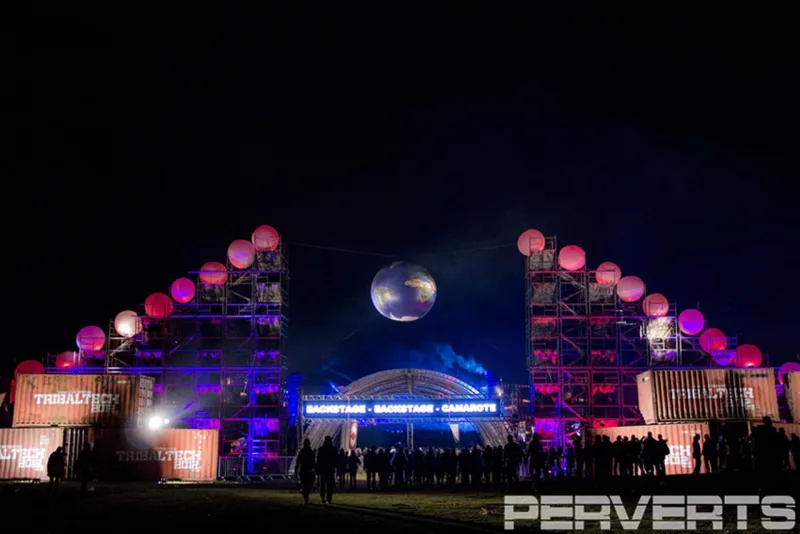 O Festival Tribal Tech teve como cenário vários contêineres perto do palco. Foto: Divulgação