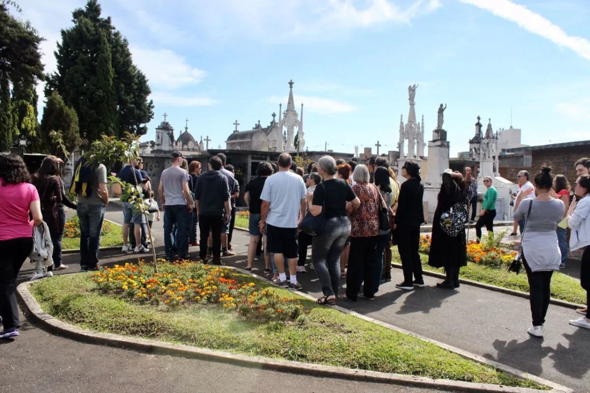 Grupo de visitantes se reúnem onde era a antiga capela do Cemitério Municipal de Curitiba. Fotos: André Eduardo dos Santos Filho/Gazeta do Povo