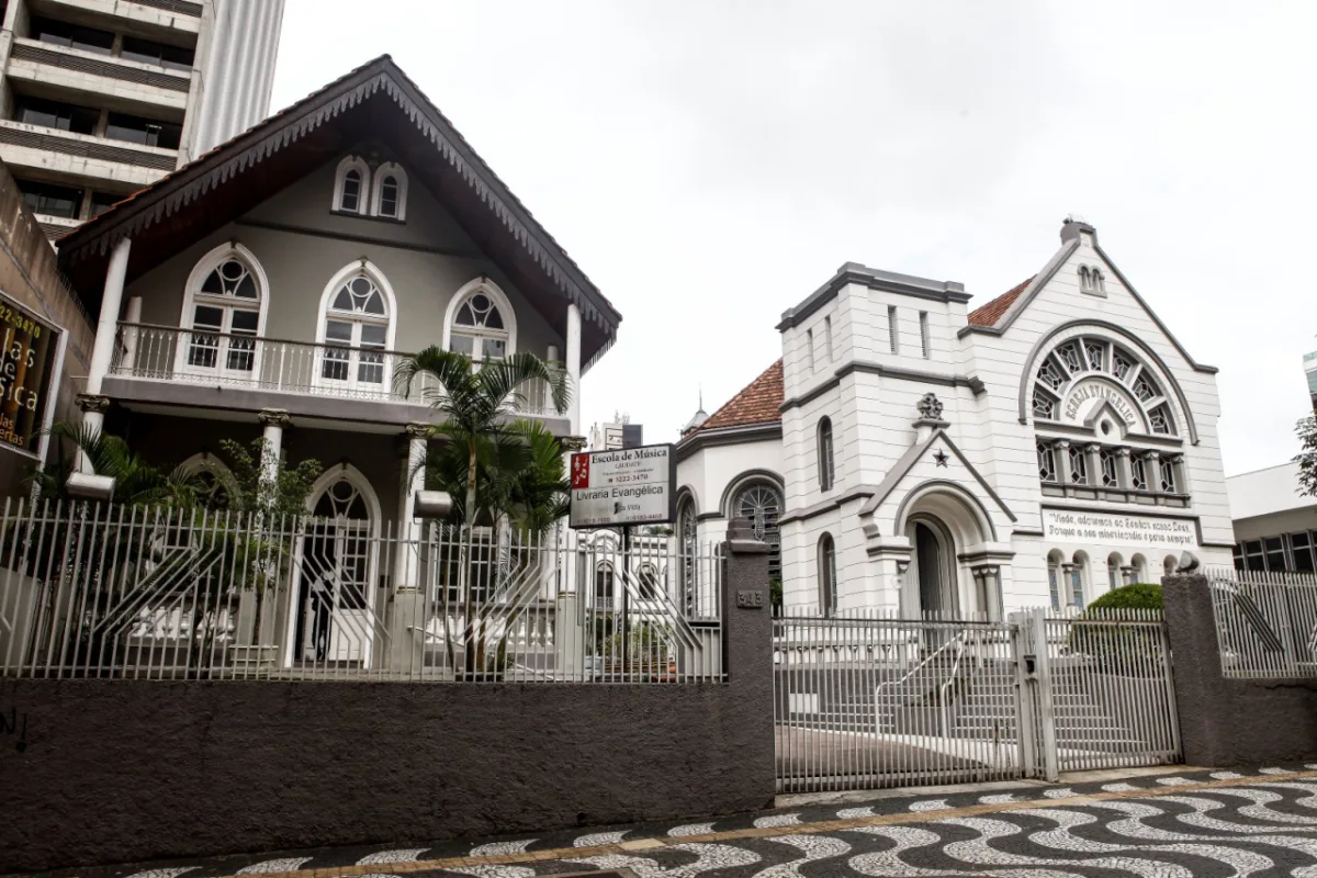 Com ar neoclássico, a igreja Presbiteriana da Comendador Araújo apresenta arco-pleno na fachada e capitéis nas colunas, preservando o projeto original. Foto: André Rodrigues / Gazeta do Povo