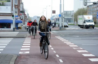 Trânsito de bicicletas em Roterdã será beneficiado por sinalização inteligente.  
Foto: New Port Beach. 
