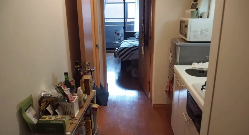 O pequeno apartamento de 8m² em Tóquio, no Japão, foi todo concebido para promover o bem estar mesmo em um espaço mínimo.
Foto: Reprodução Youtube.