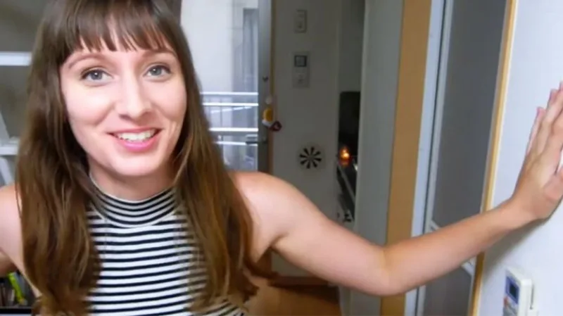 Emma Felice mostra como é fácil encostar em duas paredes opostas do apartamento.