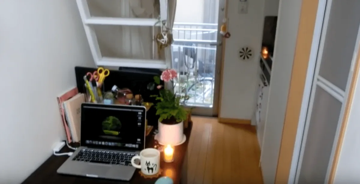 Um apartamento de apenas 8 m² em Tóquio mostra como é possível viver em espaços mínimos aliando criatividade e design. 
Fotos: Reprodução Youtube. 