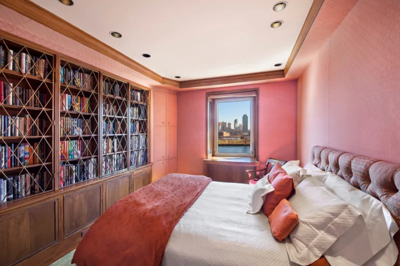 Quarto com vista para o East River.