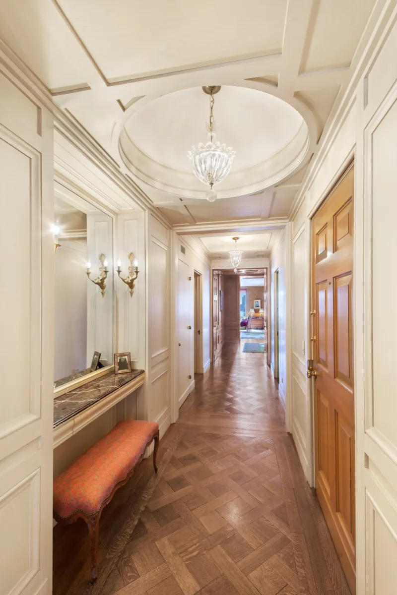 Circulação do apartamento. Detalhe para o belo piso de madeira.