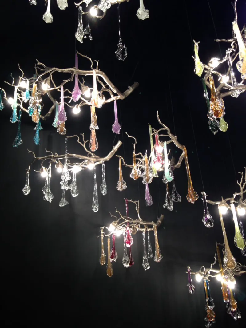Pequenas gotas fazem um efeito de cascata na luminária da Serip. Foto: Luan Galani / Gazeta do Povo