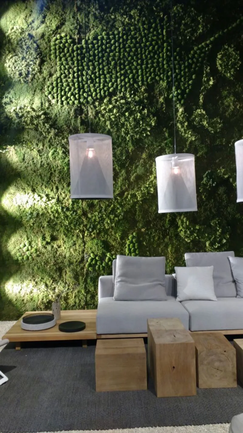 Living com parede de musgos da Tribú, evidencia a estética natural.