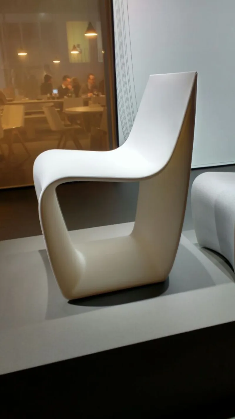 Design mais limpo, com cantos arredondados aparecem com bastante força. A cadeira é da MDF Italy.