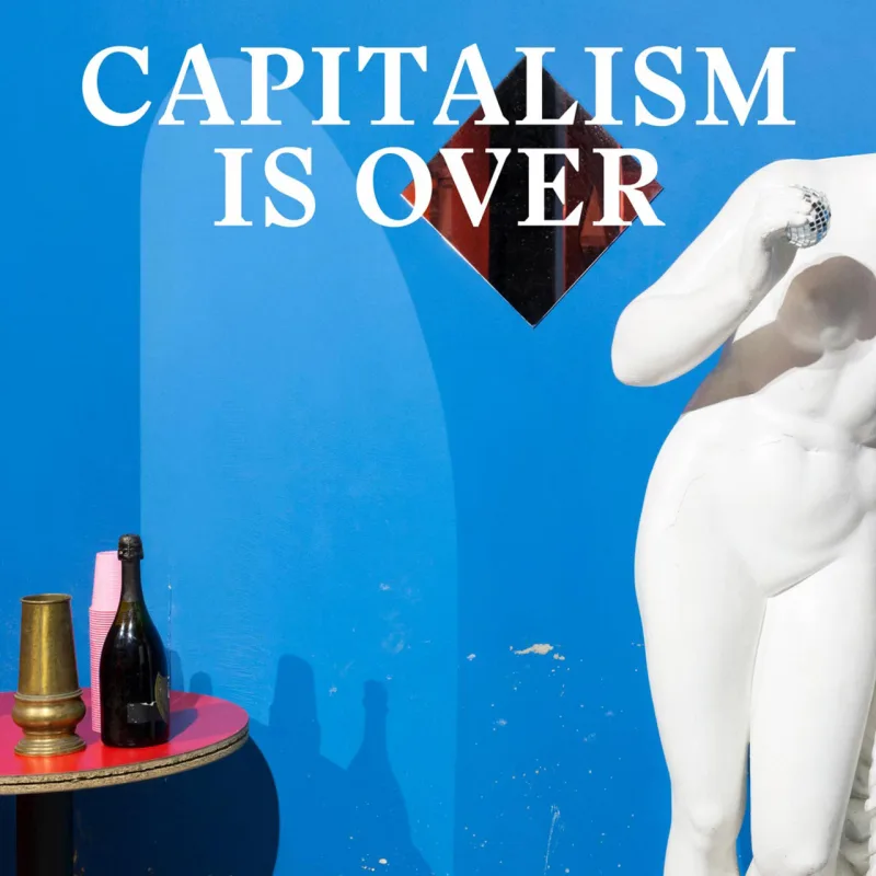 Exposição assinada por Raumplan e Cascina Cuccagna é como uma festa de despedida do capitalismo.