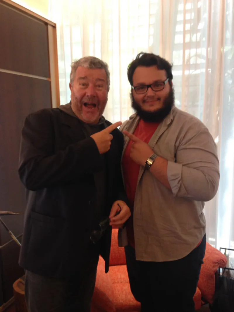 Philippe Starck brinca com o editor de HAUS Luan Galani durante visita do francês a São Paulo em 2016.