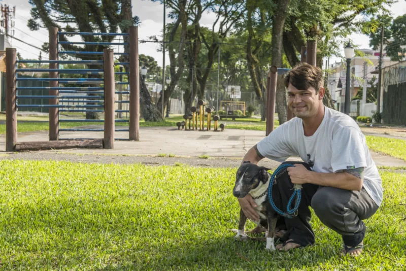 Luciano Zuge leva a pequena Luna sempre que pode para passear pela "praça" (Foto: Letícia Akemi / Gazeta do Povo)