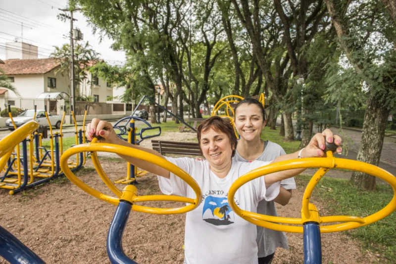 Mãe e filha usam a academia ao ar livre sempre que podem (Foto: Letícia Akemi / Gazeta do Povo)