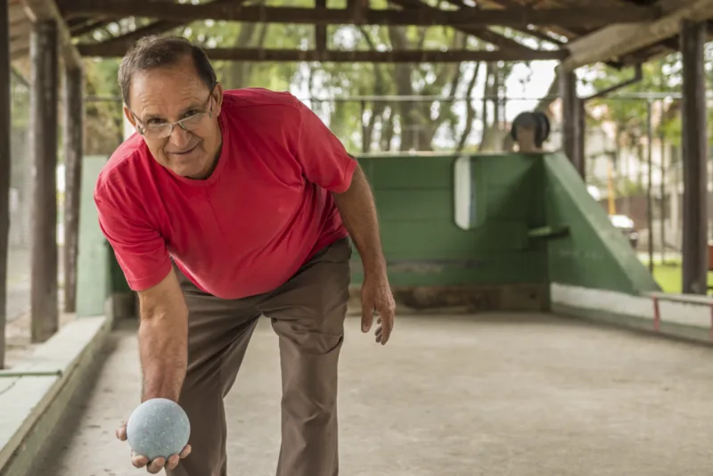 Waldemar Souza convida todos os interessados a conhecerem o espaço com a churrasqueira e pista de bocha (Foto: Letícia Akemi / Gazeta do Povo)