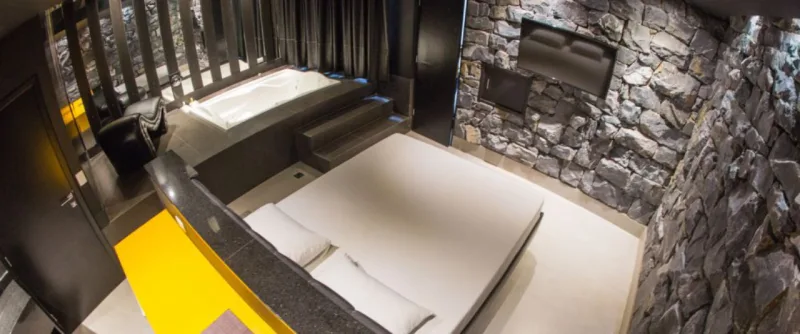 Quarto conta ainda com hidromassagem e TV a cabo. Foto: Motel Le Piège/Reprodução
