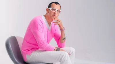 Badalado designer que prega o rosa como o novo preto da decoração foi barrado na entrada dos Estados Unidos. Foto: Divulgação