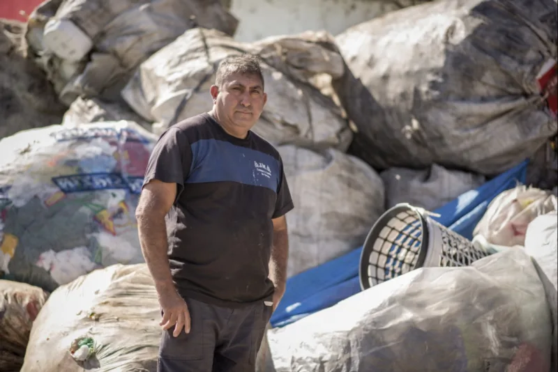 Vizinho da Sanepar, João Maria trabalha com coleta de lixo reciclável no leste. Foto: Fernando Zequinão/Gazeta do Povo