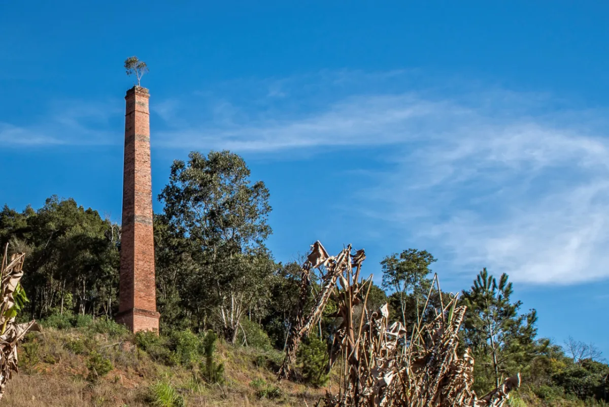 De norte a sul , de leste a oeste. Os quatro cantos de Curitiba. 
Esta é a chaminé que restou de uma olaria que funcionou até cerca de 15 anos atrás no extremo oeste de Curitiba. 
Foto: Letícia Akemi / Gazeta do Povo 