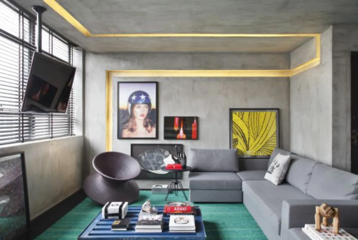 No apartamento, em São Paulo, decorado pelo arquiteto paranaense Guilherme Torres, o concreto dá o tom dos ambientes e aparece no piso e na parede. Os rasgos serviram para embutir iluminação e a decoração segue a linha contemporânea, unindo peças de design, arte e móveis retos