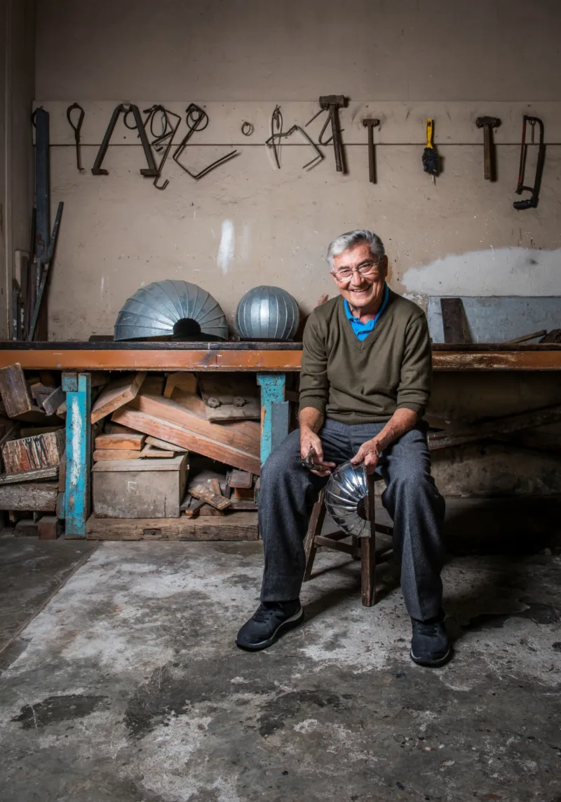 Gregório e sua oficina de onde saem as cúpulas das igrejas ucranianas.
Foto: Letícia Akemi / Gazeta do Povo