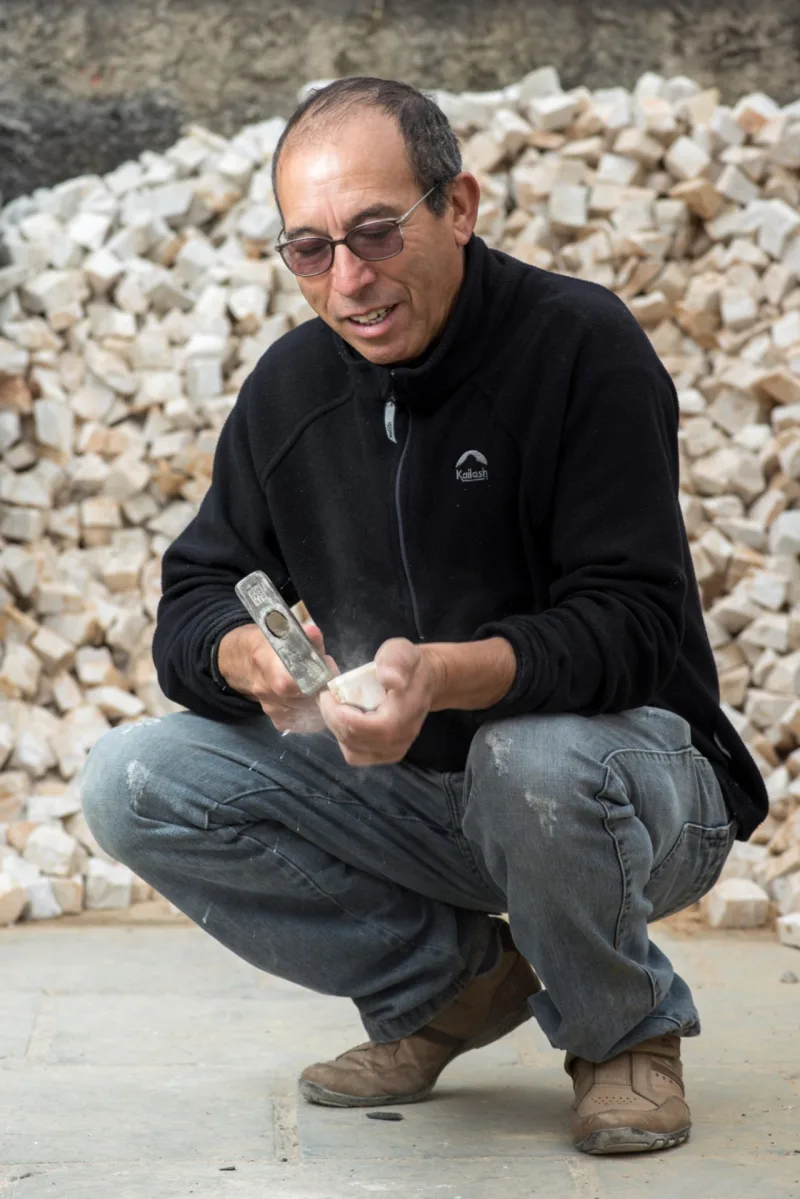 Valmir Gomes, seu martelo e as pedras de petit pavé: 40 anos de história. Foto: Fernando Zequinão / Gazeta do Povo