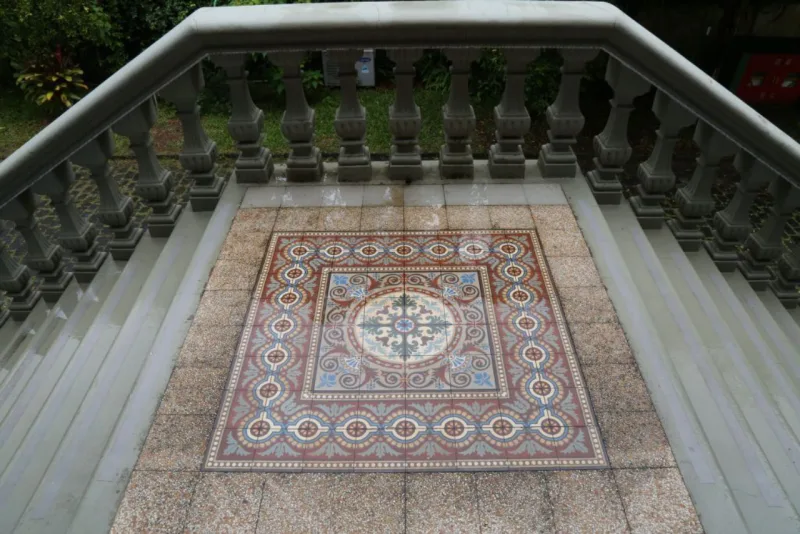 Área externa do Palacete dos Leões com ornamento em ladrilho.  Foto: Ivonaldo Alexandre/Gazeta do Povo