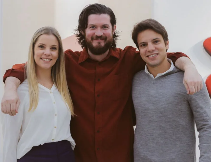 O artista norte-americano James English Leary entre os irmãos Laura e Guilherme Simões de Assis, idealizadores da Bossa – Mobiliário Moderno Brasileiro. Fotos: Danile Pedrozo/Divulgação